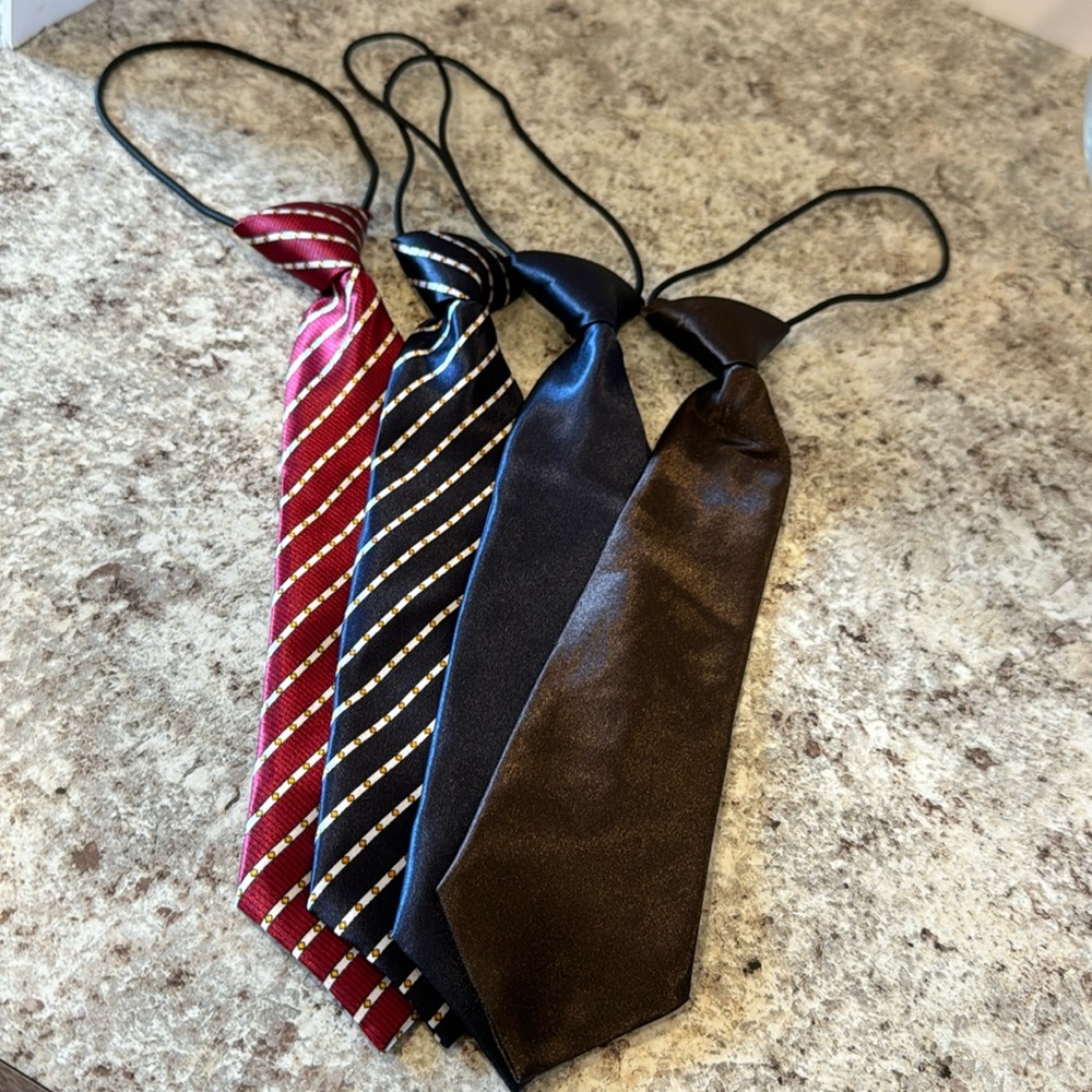 unisex Tie set of 4. Attached elastic cord goes under the collar 1 NWOT